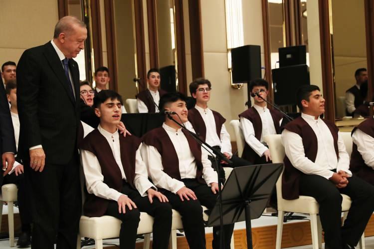 <p>Cumhurbaşkanı Erdoğan, eşi Emine Erdoğan ile Cumhurbaşkanlığı Külliyesi Sergi Salonu'nda, öğretmenler ve eğitim yöneticilerine verilen iftar programına katıldı.</p>
