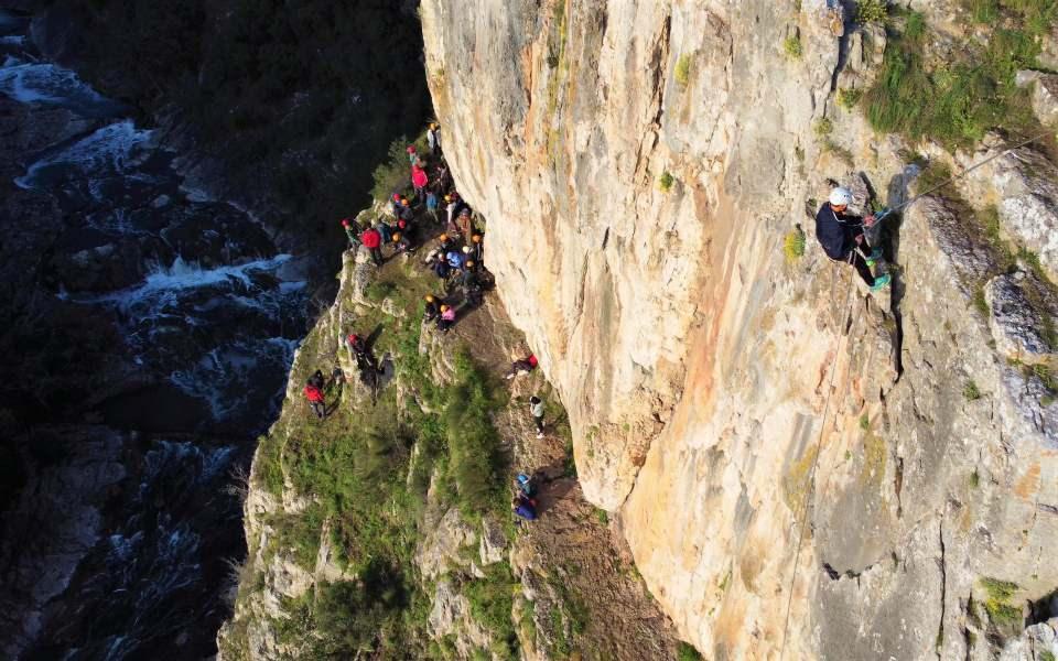 <p>Kocaeli’nin Gebze ilçesinde bulunan ve doğal güzelliğiyle mest eden Ballıkayalar Tabiat Parkı, kaya tırmanışı yapmak isteyen adrenalin tutkunlarının uğrak noktası oluyor.</p>
