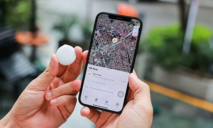 <p><strong>BİLGİLENDİRME YAPACAK</strong><br />
<br />
Ayrıca birisi onları takip etmek için bir AirTag kullandığında, iPhone o kullanıcıları daha net bilgilendirecek.</p>