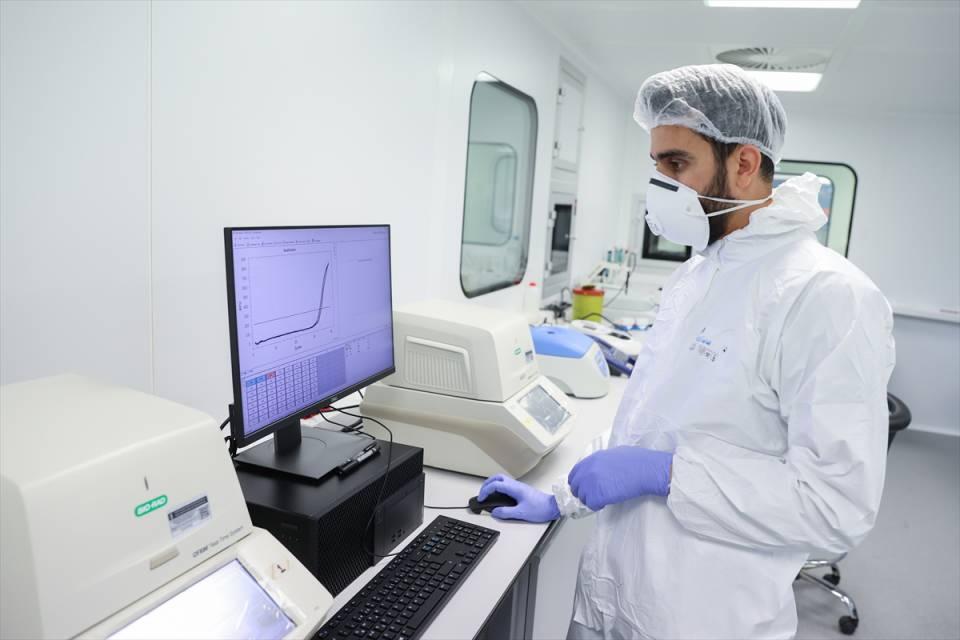 <p>30 dakika ve altında sonuç vererek virüsün tespitini hızlı şekilde sağlayacak kit, belirlenen özel moleküler dizaynı sayesinde olası mutasyonlardan etkilenme riskini de minimuma indiriyor.</p>
