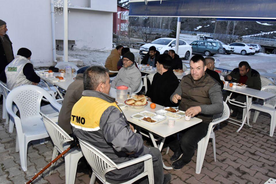 <p>Vatandaşlarımız bu işten çok mutlular, onları mutlu görünce bizde mutlu oluyoruz” diye konuştu.</p>
