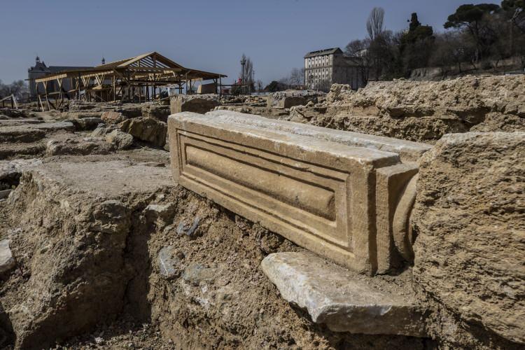 <p>Rahmi Asal, araştırmacıların antik kaynaklardan belirlediği iki önemli bulgudan birinin Azize Efemya Kilisesi, diğerinin Azize Bassa Kilise olduğunu dile getirdi.</p>
