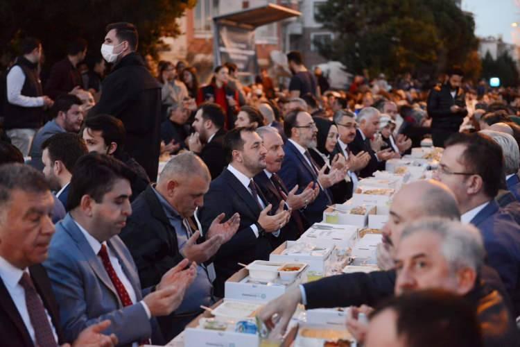 <p>Süleymanpaşa Belediyesi tarafından düzenlenen geleneksel ‘gönül sofraları’ iftar etkinliği binlerce kişinin katılımıyla gerçekleşti.</p>
