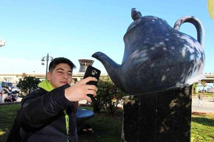 <p>Sosyal medyada fotoğraf paylaşmak için yarışanlar, 29 metrelik çay bardağını farklı farklı açılardan çekerek ilginç fotoğraflar ortaya koymaya çalışıyor.</p>
<p> </p>
