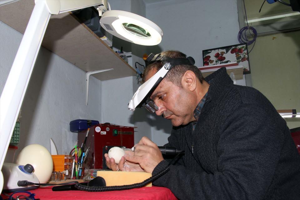<p>Yumurtayı elime aldığım zaman hangi şekli yapayım, nasıl bir çizim yapayım, kesim mi yapayım, boyama mı yapayım derken zaten bir süre geçiyor. Ondan sonra her kesimde, delimde üzerimdeki stresin büyük bir kısmının kalktığını hissedebiliyorum.</p>

<p> </p>

<p> </p>
