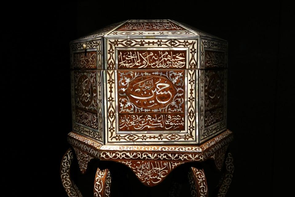 <p>Bilgisayara aktarılan selatin camilerinin ses yansımaları, ana kubbe görüntülerinin yer aldığı dijital bölümde makamlı ezanlarla sunuluyor.</p>

<p> </p>

