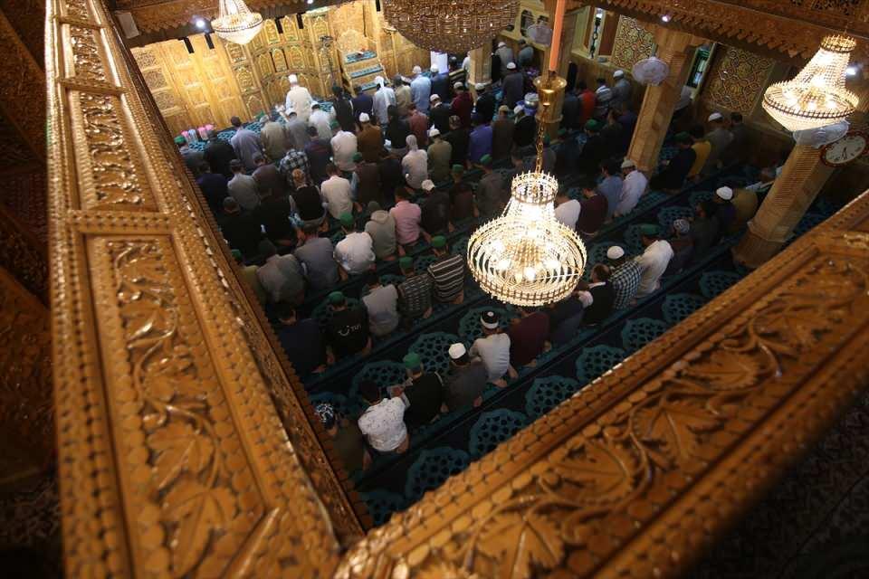<p>Hindistan'ın Cammu Keşmir bölgesinin Srinagar kentinde yaşayan Müslümanlar, ramazan ayının ilk gününde Ulu Cami'ye geldi.</p>

<p> </p>
