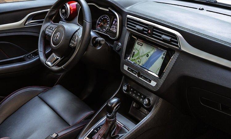 <p>Ek olarak Luxury donanımında sunulan deri koltuklar sürücü tarafında elektrikli olarak ayarlanabilirken hem sürücü hem de yolcu tarafında yer alan ısıtma özelliği lüks algısını kuvvetlendiriyor.</p>