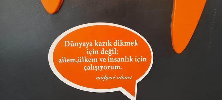 <p><span style="color:#B22222"><strong>Evlendikten sonra Midyeci Ahmet markasını oluşturmaya başladık. İsmi ne olsun diye düşünürken Ahmet Bey bana 'ismi Midyeci Deniz olsun' dedi. Ben kesinlikle kabul etmedim.</strong></span></p>