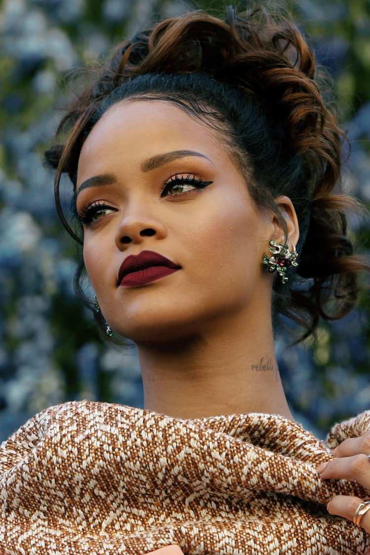 <p><strong><span style="color:#0000CD">2021 yılında ünlü şarkıcı Rihanna'nın 1,7 milyar dolarlık servetiyle milyarderler listesine adını yazdırdığı duyurulmuştu. </span></strong></p>