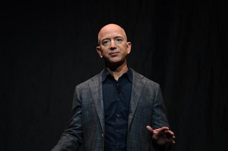 <p><strong><span style="color:#0000CD">Onu da Amazon'un sahibi Jeff Bezos 171 milyar dolar ile 2. sırada takip ediyor.</span></strong></p>
<p><strong><span style="color:#0000CD">Girişimcilerin ve iş insanlarının çoğunlukta olduğu listede, medya sektöründen de birçok isimler dikkat çekiyor.</span></strong></p>