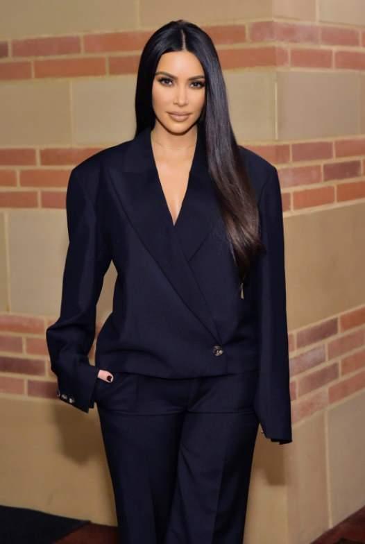 <p><span style="color:#0000CD"><strong>Dünyaca ünlü bir iç giyim markasının yanı sıra kendi adını taşıyan güzellik markasıyla servetini oluşturan Kim Kardashian, 1.8 milyar dolar ile 1645. sırada.</strong></span></p>
