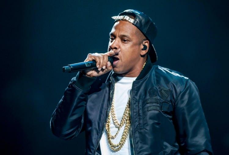 <p><strong><span style="color:#0000CD">Amerikalı rap şarkıcı Jay-Z, 1.4 milyar dolarlık servetiyle 2076. sırada yer alıyor. TIDAL isimli müzik platformu, şarkıcının servetinin kaynaklarından yalnızca birkaçı olduğunu açıkladı.</span></strong></p>
