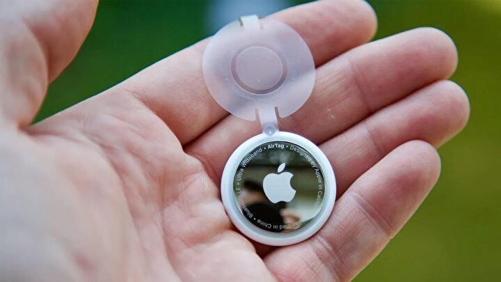 <p><strong>HASSAS İZLEME ÖZELLİĞİ</strong></p>
<p>Apple bu yılın sonlarında, insanların bilinmeyen takip cihazlarını daha kolay bulmalarına yardımcı olmak için iPhone 11, 12 ve 13 için bir AirTag hassas izleme özelliği sunacak.</p>