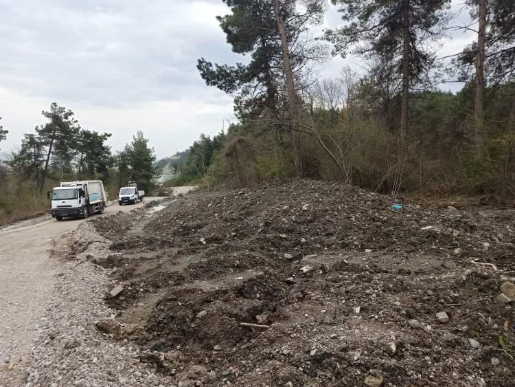 <p>Dağın büyük bir bölümün koparak Abana-İnebolu yoluna kadar indiğini belirten Bayram Metin, “Abana-İnebolu karayolu üzerindeki yoldayız. Görüldüğü üzere dağın büyük bir bölümü koparak yola kadar gelmiştir. Toprak ve ağaçlar, aşağıya doğru kaymaya devam ediyor.</p>
