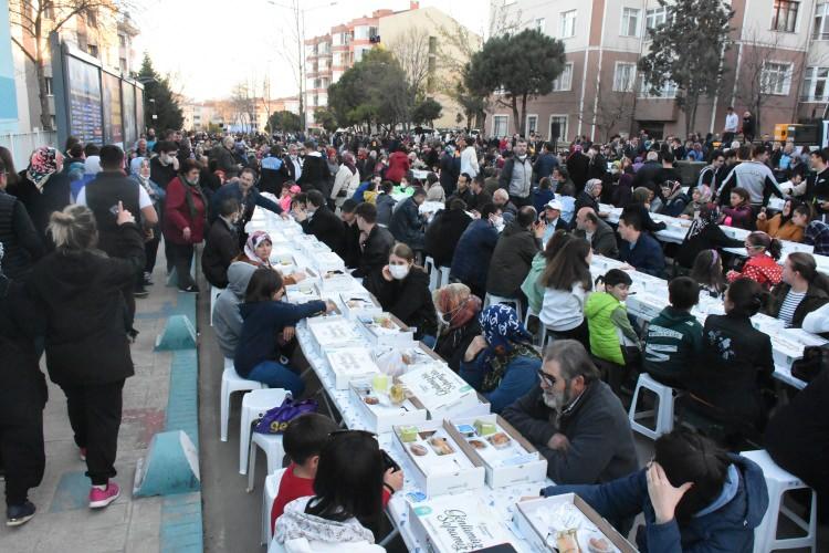 <p>Yüksel, “Her birinizin Ramazanını ve iftarını kutluyorum. Çok fazla uzatmak istemiyorum, Meclis Başkanımız da burada. Ben bir dua etmek istiyorum. Eğer sizlerde âmin derseniz, ben de sizlerden duacı olurum.</p>
