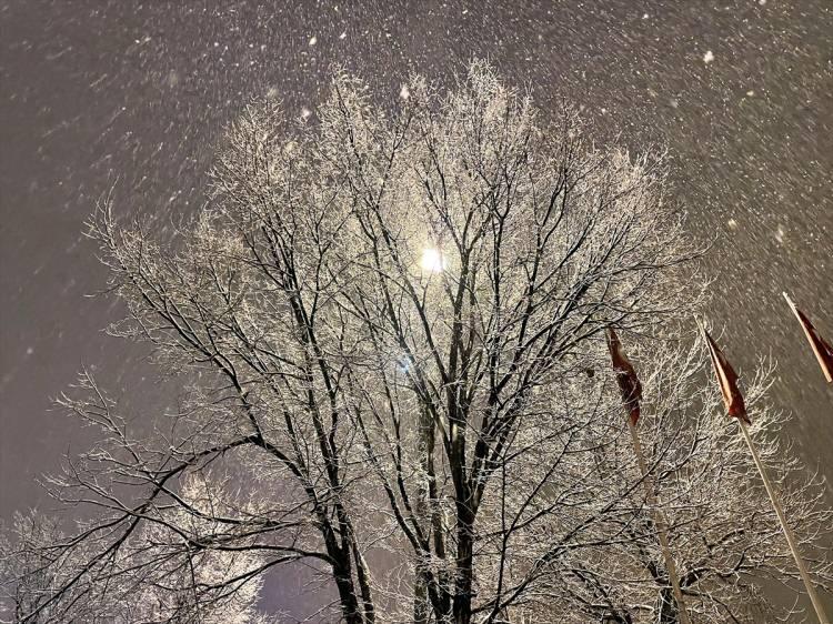 <p>Ardahan'da akşam saatlerinde kar yağışı etkili oldu, kent merkezi beyaza büründü.</p>
