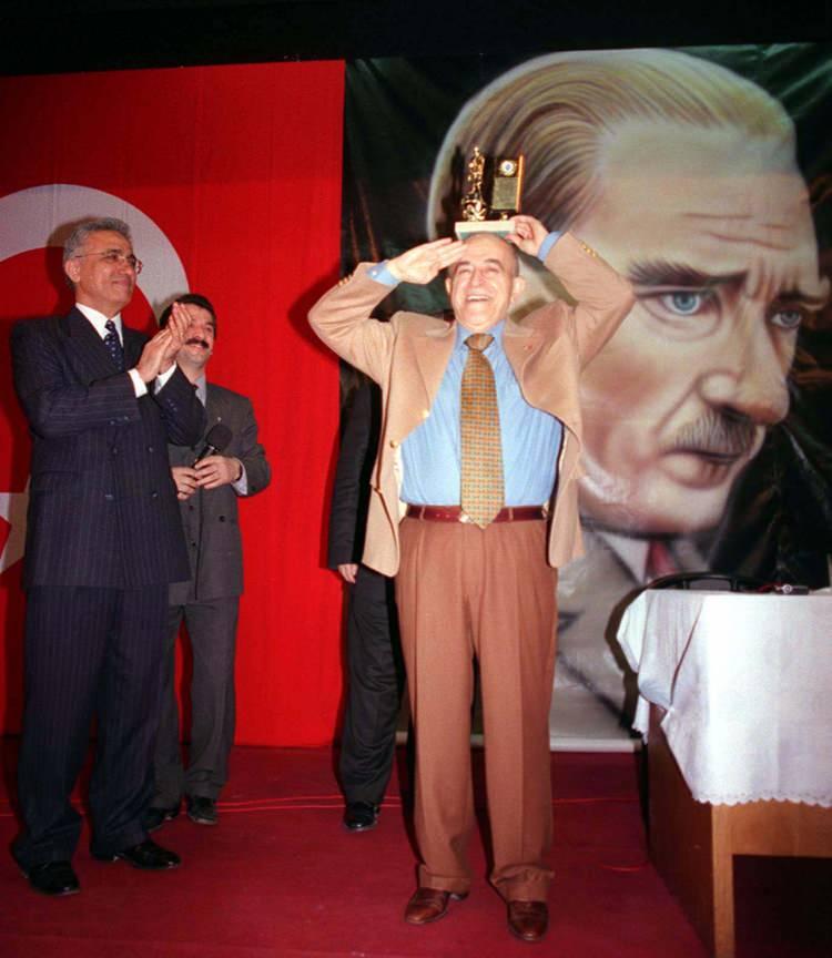 <p>Sakıp Sabancı, ayrıca 1987 yılında "Belçika Kraliyet Nişanı" ve 1992'de Japon Hükümeti tarafından verilen "Kutsal Hazine Altın ve Gümüş Yıldız Nişanı" ile, 2000 yılında Sabancı Üniversitesi Müzesi'ne bağışladığı ve "Altın Harfler" adı altında Türk Hat eserlerinin ve tablolarının ilk defa Louvre Müzesi'nde sergilenmesini sağlayarak Fransa'da Türk kültürünü tanıtmadaki başarılı katkılarından dolayı Fransız Hükümeti tarafından "Legion d'honneur" Şeref Nişanı ile onurlandırıldı.</p>
