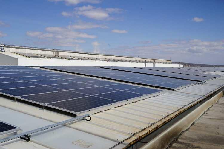 <p><strong>“Kurduğumuz güneş enerjisi paneliyle fabrikamızın yüzde 20'lik elektrik ihtiyacı karşılanacak”</strong></p>
<p>Kurdukları güneş enerjisi panelleriyle fabrikanın yaklaşık yüzde 20 elektrik ihtiyacını karşılayacaklarını söyleyen AKO Akü Mühendislik ve AR-GE Müdürü Makine Mühendisi Yıldırım Eydemir, “AKO Akü firmamız, yatırımları sürekli ve hızlı büyüme ekseninde yapan bir firmadır. Bu çerçevede artan enerji maliyetlerinden dolayı güneş enerjisi üzerine de verimli enerji çalışmamız vardı. Kuzey Anadolu Kalkınma Ajansı'nın vermiş olduğu bilgi doğrultusunda, projemizi daha da hızlandırmak üzere bize danışmanlık desteğinden bahsedildi. Biz de bu projeyi hayata geçirmek üzere görüştük ve projemizi başlattık. Proje sürecinde Kuzey Anadolu Kalkınma Ajansı'nın teknik desteği çerçevesinde güneş enerjisi ve enerji verimliliği projemizde şu an itibarıyla yatırımı tamamlamış durumdayız. Öncelikle danışmanlık hizmeti için KUZKA'ya teşekkür ederiz. Danışmanlık çerçevesinde şirketimizde güneş enerjisi yatırımının başlatılması için danışmanlık hizmeti satın alındı. Bu danışmanlık çerçevesinde fabrikanın bütün enerji kaynakları incelendi, enerji verimlilikleri üzerine çalışmalar yapıldı ve bir yazılım geliştirildi. Güneş enerjisi santralinin kurulumu için gerekli kriterlerin raporu çıkarıldı ve ihaleye çıkıldı. İhale çerçevesinde de 3,75 kilowaat ve 3,1 kilowaat gücünde bir güneş enerjisi santrali kurulması planlandı. Fabrikamızda 1,7 milyon dolar civarında bir yatırımla bu yatırımı tamamlamış durumdayız. Güneş enerjisi santralimiz 1 ay önce çalışmaya başladı. Şu an itibarıyla güneş enerjisi santralimiz fabrikanın yaklaşık yüzde 19-20'lik enerji yükünü karşılamaktadır. Bu yatırımın da yaklaşık 3 yıl çerçevesinde geri döneceğini hesap ediyoruz” dedi.</p>