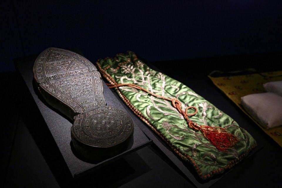 <p>Ziyaretçiler müzeye geldiklerinde bu bölümlerde, Peygamber Hazreti Muhammed (SAV)'in temsili ayak izi, Kabe kapısı perdesi, tılsımlı gömlekler, padişah kaftanları, Fatih Sultan Mehmet'in çocukluk defteri, Osmanlı dönemine ait paralar, dervişlerin tespihleri, padişah kılıçları ve daha birçok eseri görme imkanı bulacak.</p>
