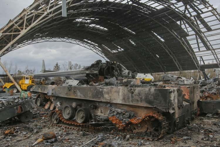 <p>UKRAYNALILARIN YANLIŞ DEĞERLENDİRİLMESİ</p>

<p>Gazeteye göre en büyük hata Ukraynalıların direnme kapasitesini hafife almaktı. Rusya hızlı ve kolay bir zafer planlamıştı ancak Ukrayna Batı'dan gelen silahlarla karşılık verdi. Savaşansa sadece ordu değildi. Siviller de Rusya'nın ilerlemesini engellemek için girişimlerde bulundu.</p>
