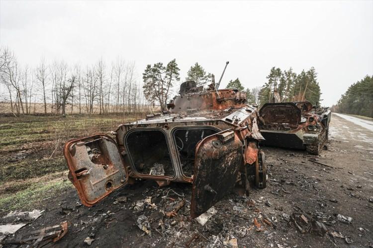 <p>ERZAK VE MALZEME EKSİKLİĞİ</p>

<p>Rus birlikleri karşılaştıkları koşullarla ilgili de hazırlıksızdı. Yanlarına aldıkları iki haftalık erzak hızla tükendi. Rus askerlerinin yakıtları olmadığı için yol kenarlarında mahsur kaldığını ve aç askerlerin dükkanları yağmaladığını gösteren videolar ortaya çıktı.</p>
