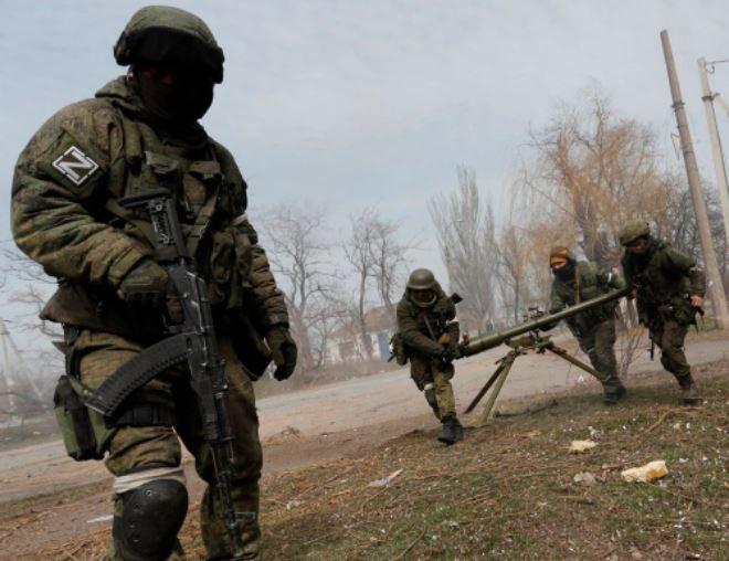 <p>EMİR-KOMUTA ZİNCİRİNDEKİ AKSAKLIKLAR  </p>

<p>Uzmanlar, Rusya'nın merkezileşmiş ordusunun karadaki askerlere karar verme veya emir verme yetkisi vermediğini belirtiyor. Cephede zorlukla karşılaşan birlikler, Moskova'daki üstlerinden emir beklemek zorunda kalıyor.</p>

