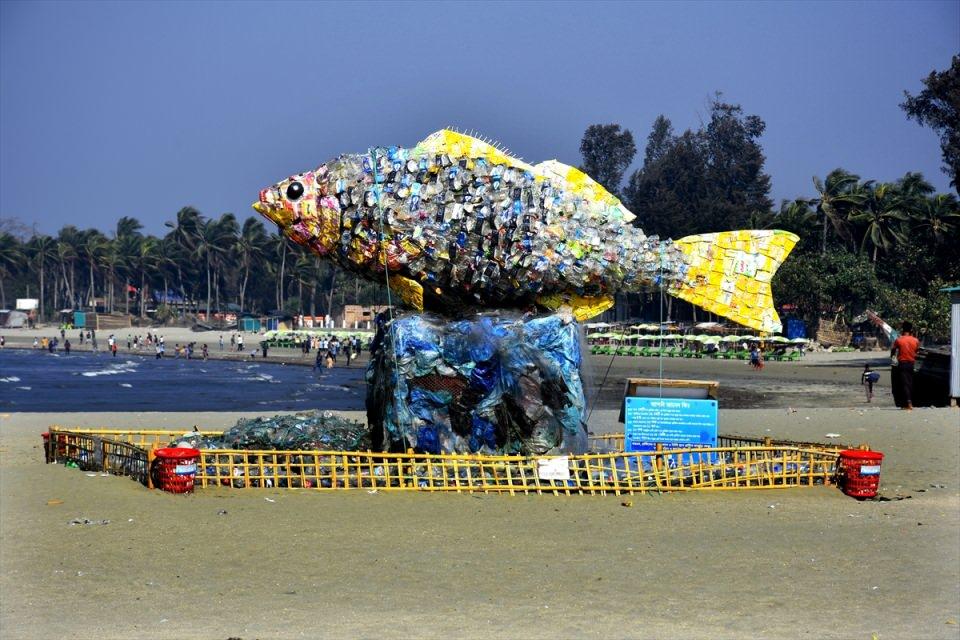 <p>Bangladeş'in Cox's Bazar kentindeki Deniz Koruma Alanı'nda bir grup, çevre kirliliğine dikkat çekmek ve kamusal bilinci artırmak için plastik atıklardan balık heykeli yaptı.</p>

<p> </p>
