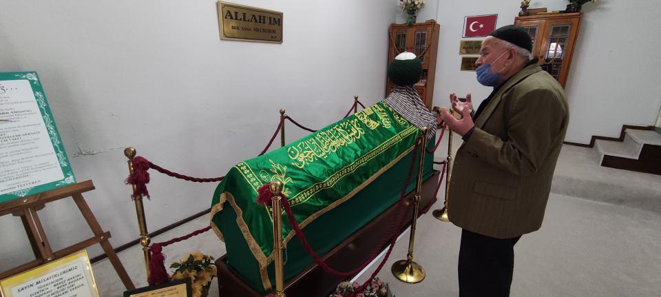 <p>Fatih Sultan Mehmet zamanında lokman hekim olarak yaşadığına inanılan Tezeren Dede'nin türbesi, 1900'lü yılların başında bir aile tarafından yapılan evin içinde kaldı. </p>