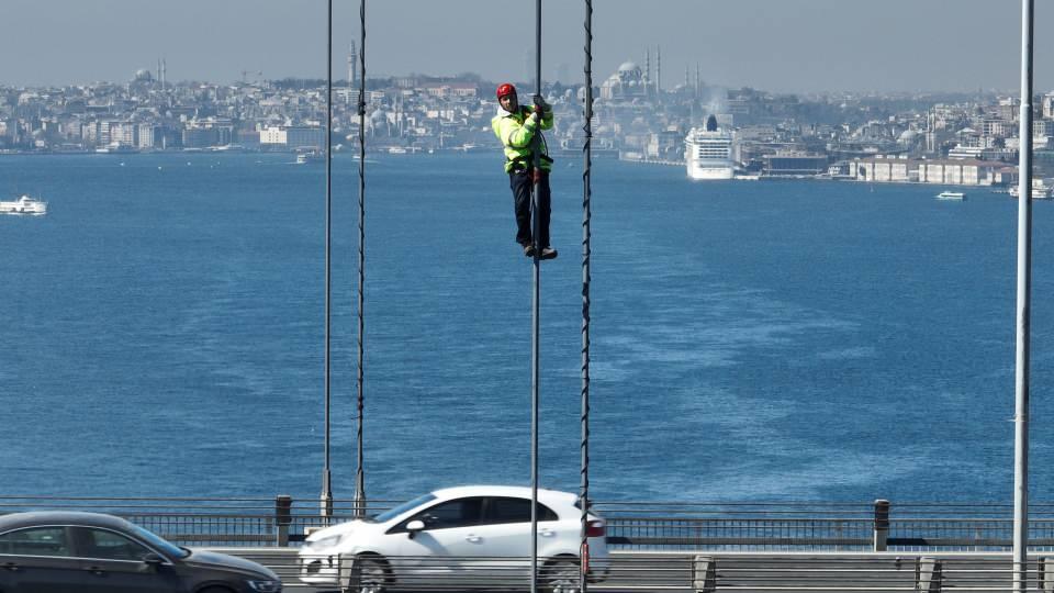<p>Avrupa ve Anadolu yakalarını birbirine bağlayan İstanbul’un en önemli sembollerinden 15 Temmuz Şehitler Köprüsü ışıklandırma sistemlerine bakım ve onarım çalışmaları yapılıyor. </p>
<p> </p>