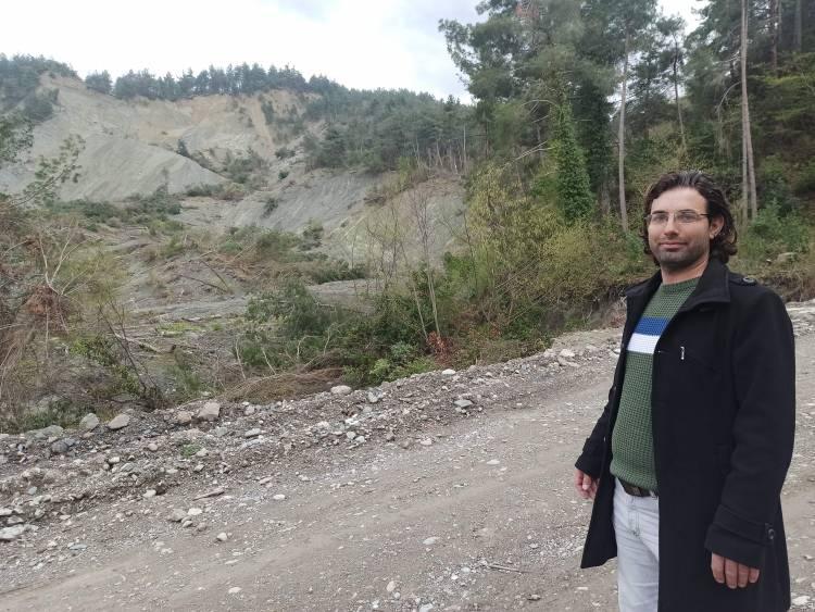 <p><strong>Ekiplerin, heyelan olan yolda temizlik çalışmaları ise sürüyor</strong></p>

<p>Abana-İnebolu karayolunun Bozkurt İnceyazı köyü mevkiinde şiddetli yağmur sonucu heyelan meydana geldiğini söyleyen Bayram Metin, “Karayolu ekipleri uzun bir çalışma sonucu yolu kontrollü ulaşıma açmış, heyelan tehlikesi devam etmesinden dolayı kepçeler bölgede beklemektedir” dedi.</p>
