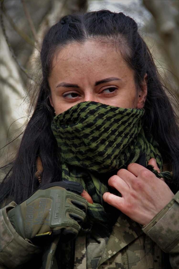 <p>Gerçek adı henüz açıklanmayan gizemli keskin nişancı, Ukrayna silahlı kuvvetleri tarafından dünyaya tanıtıldı.</p>
