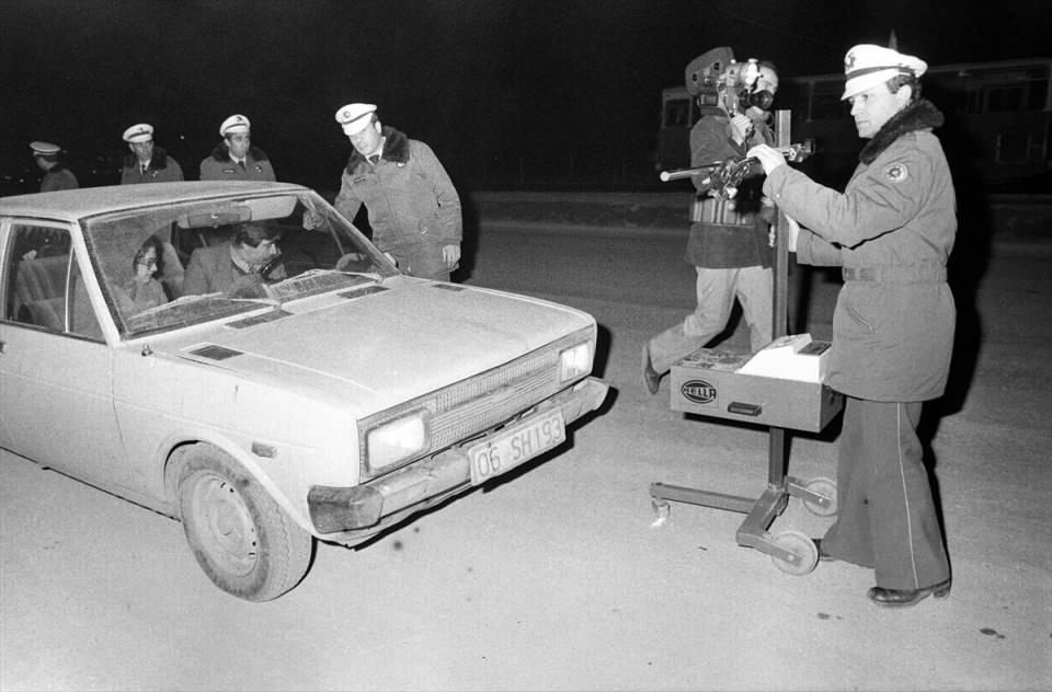 <p>1980'li yıllarda Ankara Bölge Trafik ekipleri denetimleri kapsamında far ayarı ölçümü yaparlarken görülüyor.</p>
