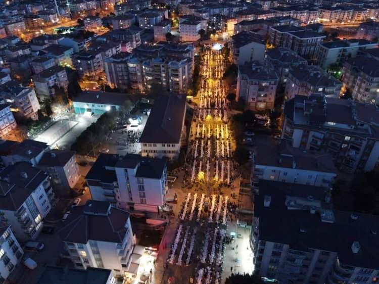 <p>Süleymanpaşa Belediyesinin her Ramazan ayında düzenlediği ve geleneksel hale getirdiği ‘Gönül Sofraları” iftar programı ilçenin en kalabalık mahallelerinden biri olan 100’ncü Yıl Mahallesi’nde gerçekleşti. </p>
