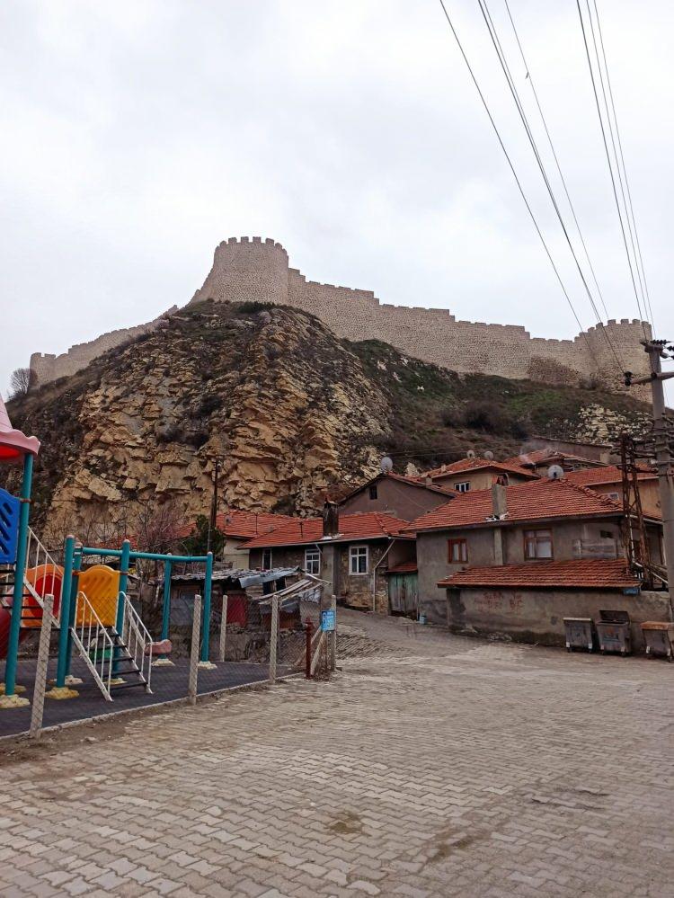 <p>Müze görevlileri, çukurda yaptığı incelemede, taş duvarın Osmanlı dönemine ait bir su sarnıcı olduğunu tespit etti.</p>
