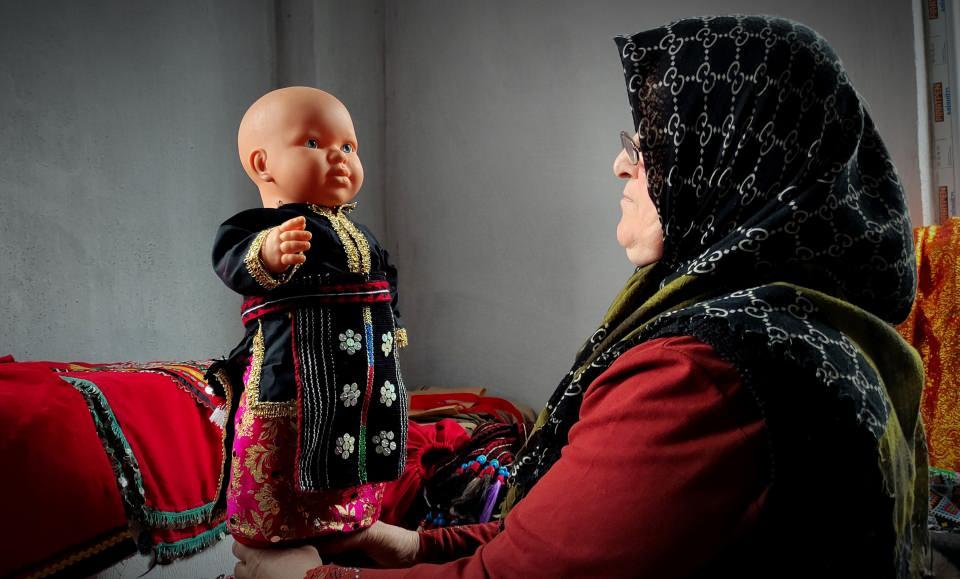 <p>Tek tek elde işlenerek yapılan yöresel 1 yöresel bebeğin yapımı 20 gün sürüyor. Köydeki kadınlar ayda 50 bebek üretimi yapıyor. </p>
