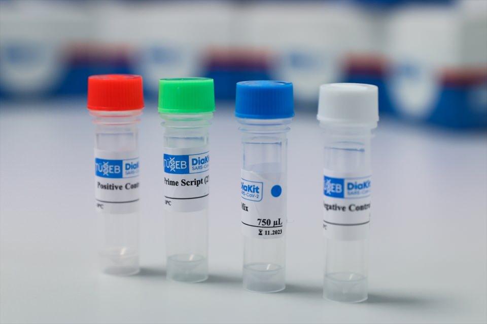 <p>Diagnostik, yani tanı, zaten tıpta birinci aşama, doğru tanıdan sonra doğru tedavinin geliştirilmesi noktası. Dolayısıyla birinci aşama açısından son derece anlamlı. Nasıl TURKOVAC'ta olduğu gibi hedeflerimiz varsa ihtiyacı olan ülkelere gönderilme noktasında, kendimiz geliştirebildiğimiz zaman daha düşük maliyetli olarak geliştirip bunu ihtiyacı olan ülkelere ulaştırabiliriz. </p>