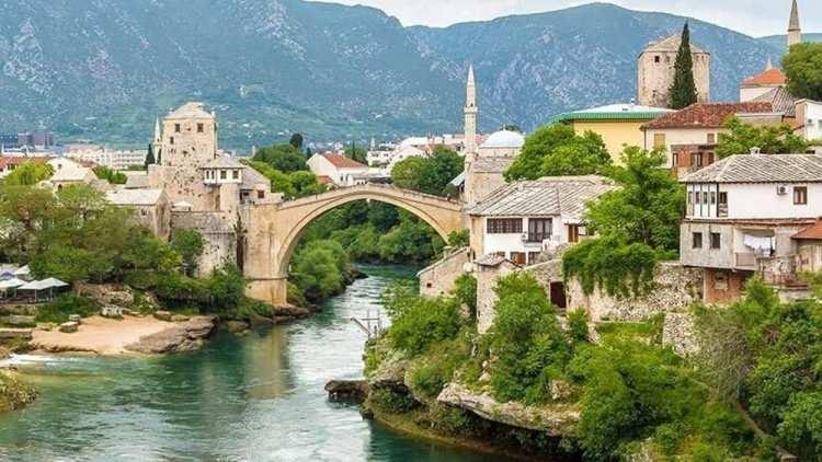 <p><strong>BOSNA HERSEK'E GİDECEK YOLCULAR İÇİN SEYAHAT KISITLAMALARI</strong><br />
<span style="color:#0000CD">- Test yaptırarak seyahat<br />
- Varışta karantina gerekebilir<br />
- Aşılanmış yolcuların PCR testine ihtiyacı yoktur</span></p>