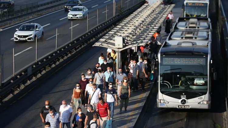 <p><strong><span style="color:#4B0082">Geçtiğimiz günlerde "Evimin konumu itibariyle en çok kullandığım toplu taşıma aracı metro..." açıklamasını yapan iş insanı Aslı Şen'in ardından birçok ünlü isim, bir türlü çözülemeyen İstanbul trafiğinden yakınıp toplu taşıma araçlarını kullandıklarına dair yaptıkları paylaşımlarla gündem oldu.</span></strong></p>
