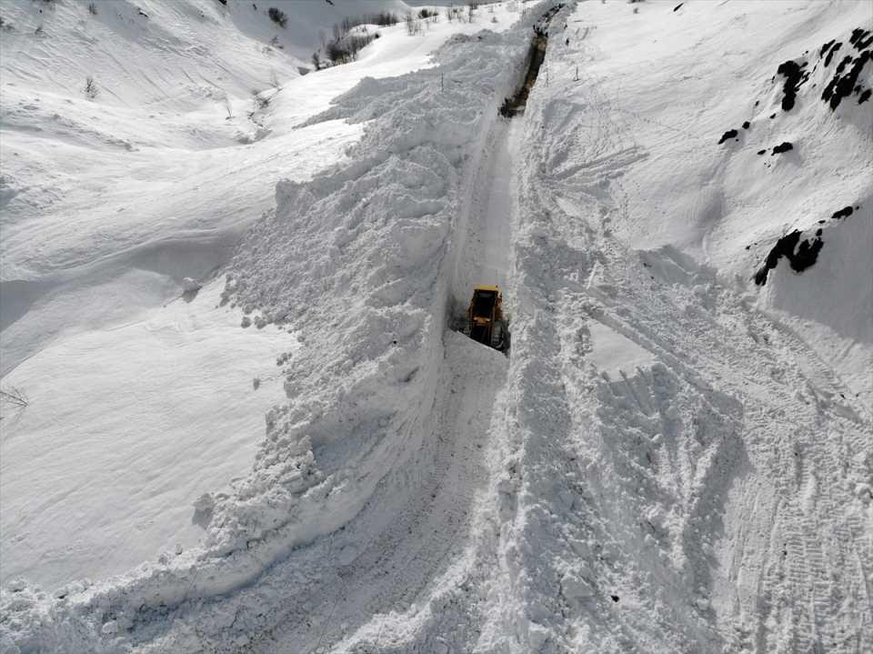 <p>Geçtiğimiz günlerde çalıştığımız noktaya yakın 2 yere çığ düştü. Ağrı'da en zor ve en tehlikeli yol Hayrangöl köyü yoludur."</p>
