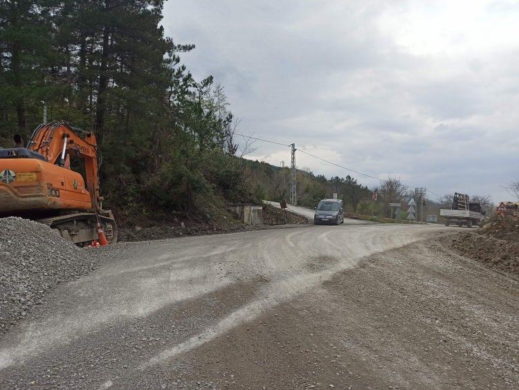 <p>Bu dağın altında da hemen Abana-İnebolu karayolu bulunuyor. Abana-İnebolu karayolunun Bozkurt İnceyazı köyü mevkiinde bulunuyoruz. Buralara daha öncesinden şiddetli bir şekilde kar yağmıştı. </p>
