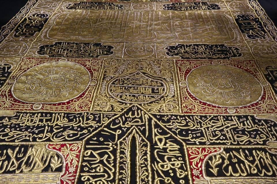 <p>7. yüzyıldan 19. yüzyıla kadar İslam sanatının gelişimini yansıtan 800'e yakın eserin sergilendiği müze, Türk Dokuma Sanatı, Hz. Peygamber'e Atfedilen Eserler, İslam Sanatında Mimari ve Dekoratif Ögeler, İlk Mabet Kabe, Şam Evrakı, Kur'an-ı Kerim ve Mahfazaları, İslam'da Bilim, Berat ve Fermanlar, Hüsn-i Hat, Tılsımlı Gömlekler, Osmanlı'da Giyim, Destimal Geleneği, Sanduka Puşideleri, İslam'da Fetih, Türk Çini Sanatı, İslami Sikkeler olmak üzere 15 tematik bölümden oluşuyor.</p>
