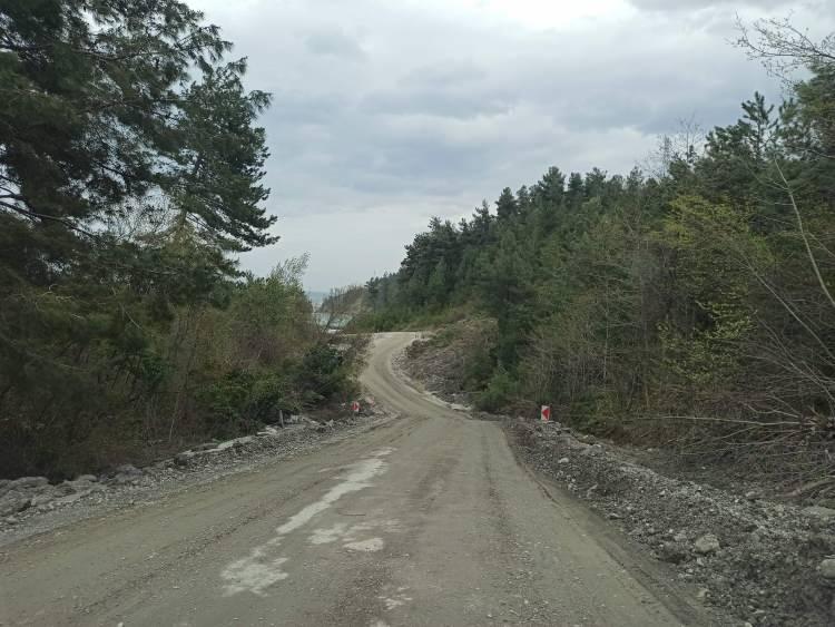 <p>Havaların ısınmasıyla birlikte karlar eridi. Hemen ardından yağmurla birlikte toprak kaymaya başladı. Bu yüzden Abana ve İnebolu arasındaki karayolu sık sık bu heyelanlar sebebiyle ulaşıma kapanıyor” diye konuştu.</p>

