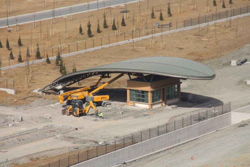 <p>Yılda 3 milyon yolcu tarafından kullanılması beklenen ve altyapı çalışmaları, 1 milyar 78 milyon liraya mal olan Rize-Artvin Havalimanı 5 yılda son aşamaya geldi.</p>
