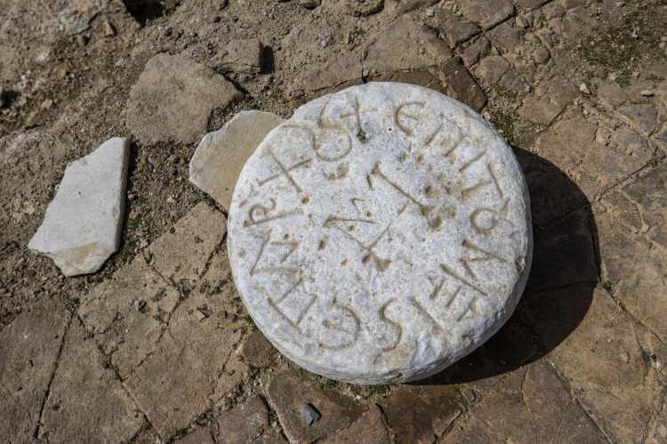 <p>Kazı alanında 17 arkeolog, bir restroratör, bir fotoğrafçı, 15-300 arasında değişen işçi ile çalışmaların devam ettiğini belirten Eyigün, Haydarpaşa alanında arkeolojik kazı ve diğer çalışmalara 355 milyon liralık harcama yapıldığını anlattı. Eyigün, bunu Marmaray projesindekiyle birleştirdiğinde tarihi ortamı, çevreyi, buluntuları ortaya çıkarmak ve korumak için yapılan harcamaların 1 milyar lirayı bulduğunu söyledi. Yalçın Eyigün, projenin detaylarına ilişkin şu bilgileri aktardı:</p>
