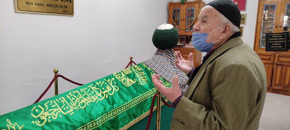 <p>Bursa'da Uludağ’ın eteklerindeki Molla Fenari Mahallesi’nde bulunan bahçeli, iki katlı bir evin birinci katında bulunan Tezeren Dede türbesi, özellikle Ramazan ayı, dini bayram ve kandillerde, şehir dışından da olmak üzere çok sayıda ziyaretçi çekiyor. Türbenin bugünkü halini alması ise 20. yüzyılın başına dayanıyor.</p>
<p> </p>