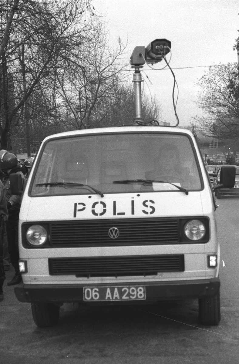 <p> 1990'lı yılların başında üstüne monte edilen kamera ile güvenliği sağlamaya çalışan polis aracı görülüyor.</p>
