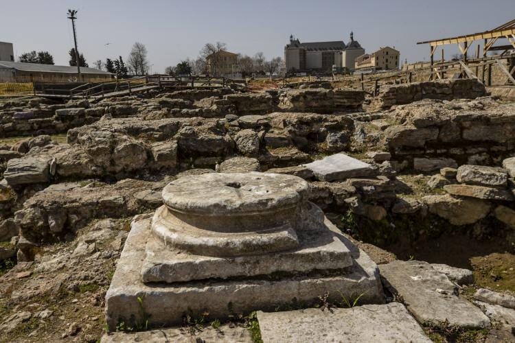 <p>Bölgenin, antik kaynaklarda Kalkedon'un batı limanı olarak bilindiğini, bunun da kazılardaki somut belgelerle de tespit edildiğini vurgulayan Asal, şöyle devam etti:</p>
<p> </p>
<p> "Ayrıca liman ve ticaret hayatı, özel hayat, alışveriş yöntemleri, Osmanlı döneminde burası askeri bir geçiş noktası ve konaklama alanı. Onların konakladığı döneme ait izler, çanak, çömlekle, sikkeler yani bu bölgenin hayatına dair çok önemli veriler elde ettik. İslamiyet'in ilk dönemlerin İstanbul'a erken dönemlerde yapılan akınlar var. Bir umut onlarla ilgili bir şeyler bulabiliriz dedik, ne yazık ki öyle bir veriye henüz ulaşamadık ama ulaşmayacağız anlamına da gelmiyor. En büyük beklentilerimizden biri biraz o."</p>