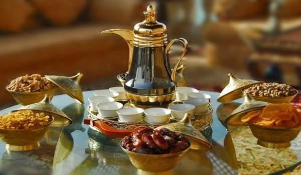<p><span style="color:#B22222"><strong>RAMAZAN DİYETİ NASIL HAZIRLANMALI?</strong></span></p>
<p><strong>Ramazan ayında ibadetinizi yerine getirip kilo vermek istiyorsanız mutlaka yediğiniz besinlere dikkat etmeli ve uzmanlar tarafından tavsiye edilen beslenme programlarına uymanız gerekiyor. Oruç, uzun süre aç kalınarak yapılan diyetler arasındadır. Oruç tutacağınız süre boyunca yapacağınız iftar ve sahur yemeklerinizin besleyici olması gerekmektedir. İftar ve sahur yemeklerinde sebze ve meyvenin yanı sıra et ürünleri de tüketilmelidir. Mideye çok fazla yüklenilmemesi gerekiyor. Ayrıca aşırı kalorili ve karbonhidratlı yiyecekler ve tatlılardan uzak durmak gerekiyor. </strong></p>