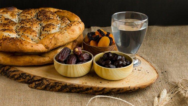 <p><span style="color:#B22222"><strong>RAMAZAN DİYETİ NASIL YAPILMALI?</strong></span></p>
<p><strong>Yapılan araştırmalara göre oruç tutarken kilo verebilmek için sahur esnasında tok tutucu sağlıklı besinler tüketmeniz gerekmektedir. Sahur esnasında yiyeceğiniz besinler az kalorili, tok tutucu etkisi fazla olan ve aynı zamanda bağırsak ve mide sindirimini destekleyen yiyecekler olmalı. Örneğin; kayısı kompostosu, az yağlı pilav, 1 bardak ayran, peynirli/kıymalı makarna, şekersiz çay ve 3 dilim börek, az yağlı, biberli ve domatesli patates salatası gibi menülerden birini seçebilirsiniz. Eğer sahurda yemek yedikten sonra hemen uyursanız kilo verme sürecinizi yavaşlatmanız mümkün.</strong></p>